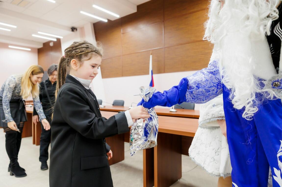 Новогоднее волшебство для юных талантов!